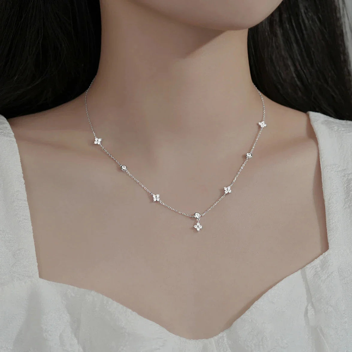 Naszyjnik typu choker z zawieszką w kształcie kwiatu z cyrkonią w kolorze srebra