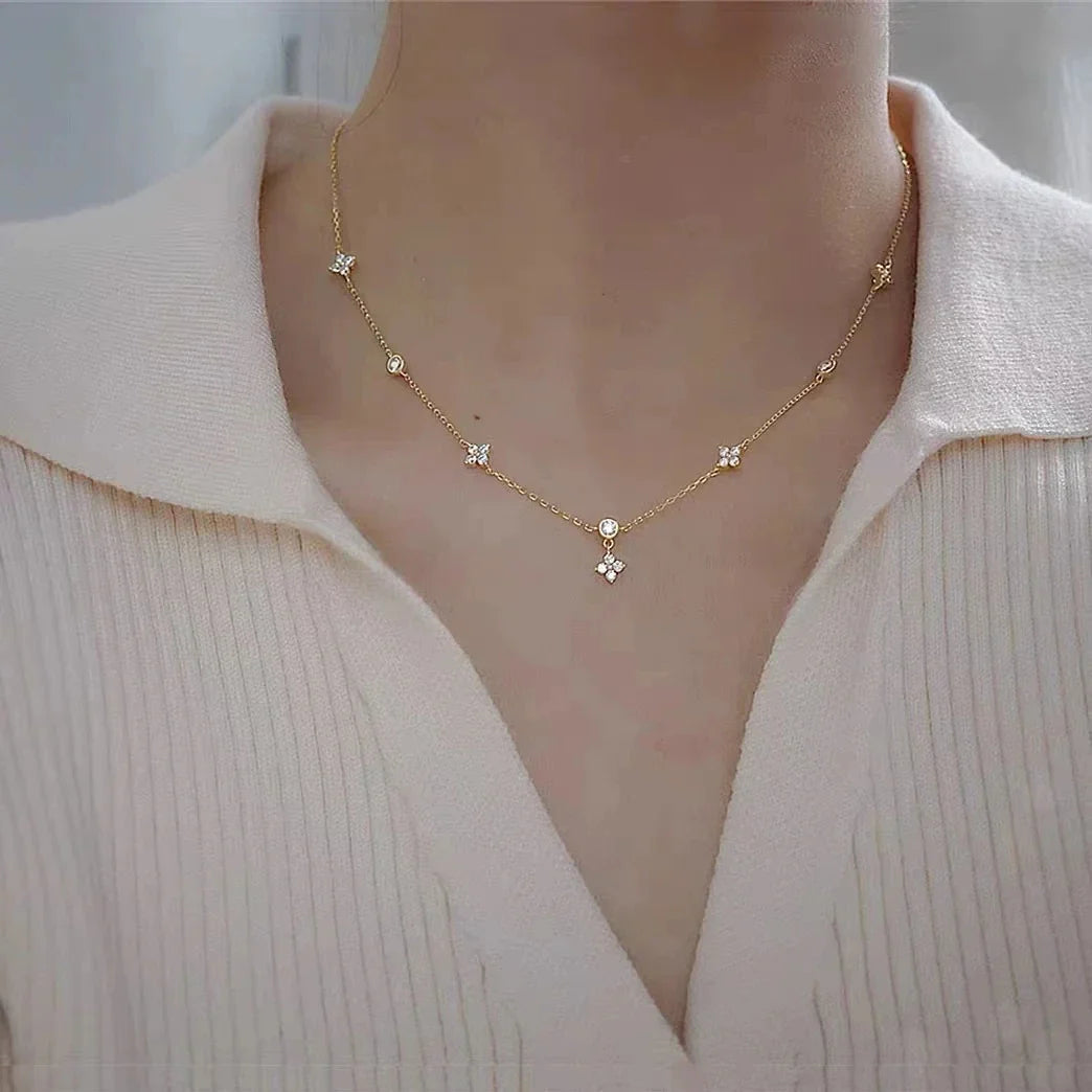 Naszyjnik typu choker z zawieszką w kształcie kwiatu z cyrkonią w kolorze złota