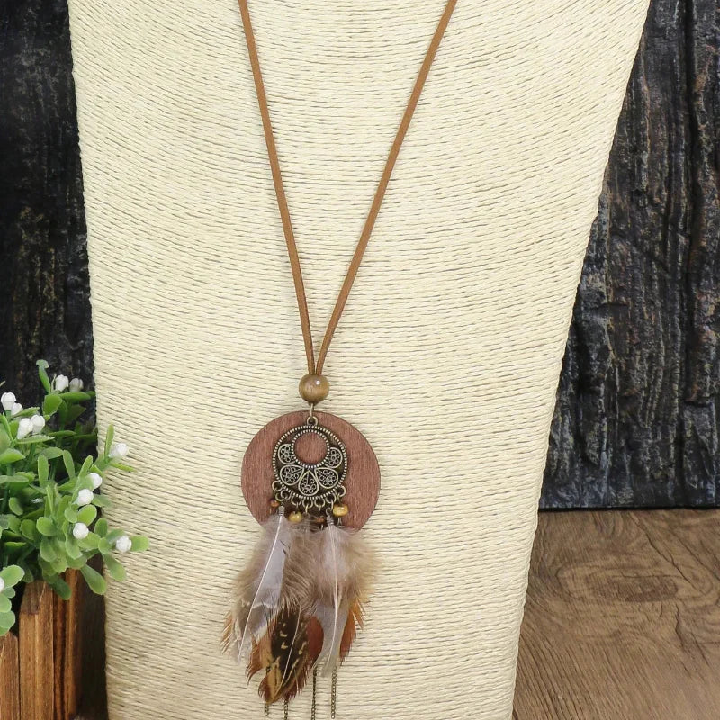 Naszyjnik w stylu boho z zawieszką w kształcie pióra