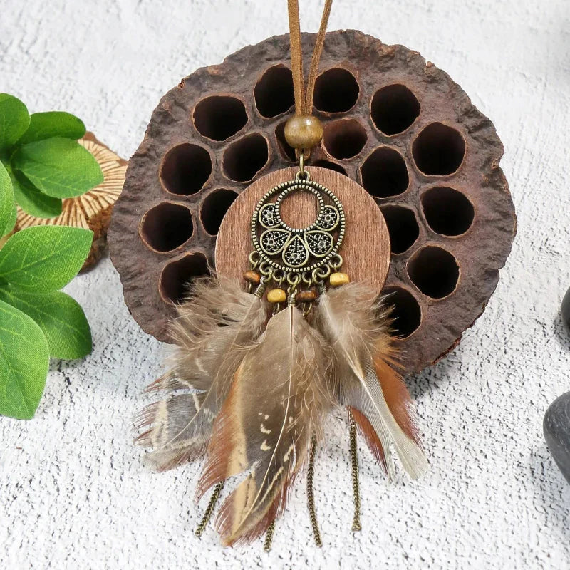 Naszyjnik w stylu boho z zawieszką w kształcie pióra