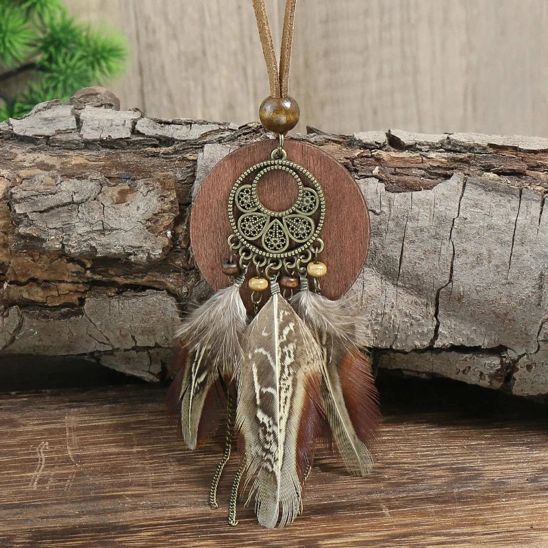 Naszyjnik w stylu boho z zawieszką w kształcie pióra