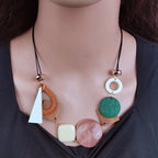 Naszyjnik z asymetryczną zawieszką w stylu boho różowy