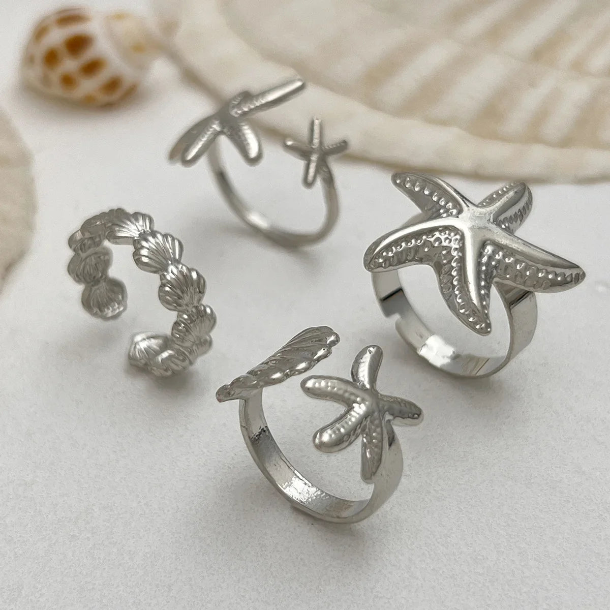 Zestaw 4 pierścionków z muszelkami i rozgwiazdami w kolorze srebrnym